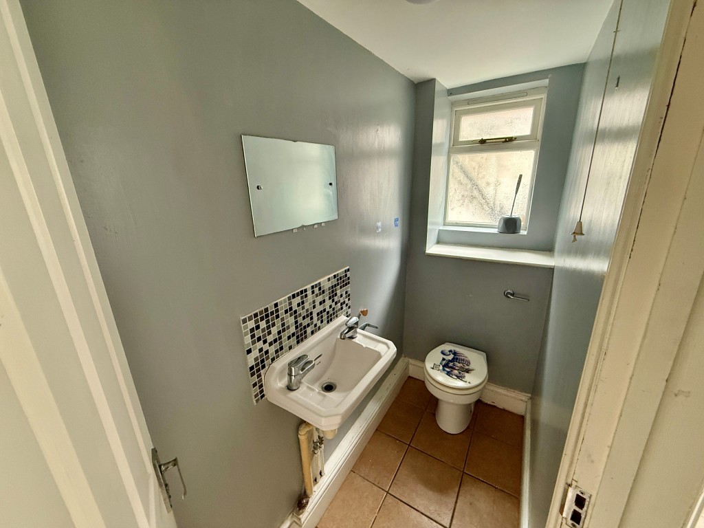 Lot: 88 - VACANT FOUR STOREY PROPERTY IN TOWN CENTRE - Maisonette - ground floor - W.C.